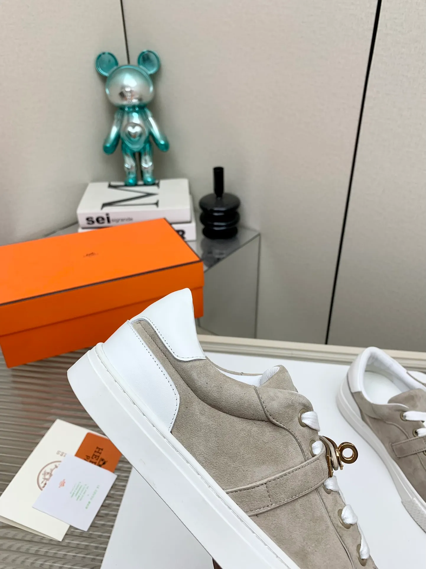 👟👟Ex-factory price 660👟👟 Men's style ➕10 (high version) Hermes classic couple model #𝐊𝐞𝐥𝐥𝐲 buckle casual white skate shoes, which will not conflict with shoes at all. Full of unknowns, Hermès rarely produces flat casual shoes and they are paired with classic palladium-plated Kelly shoe buckles! You'll fall in love with it at first sight. It's super versatile and can be worn with any skirt or pants. 🉑️Looking in with your eyes closed, it looks super noble. Fabric: Specific cowhide/canvas material. Lining: Sheepskin lining. Outsole: Original molded TPU outsole. Size: 35-45.